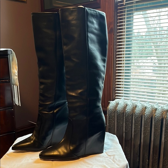 Elegant Black Leather Knee-High Boots - Picture 1 of 12